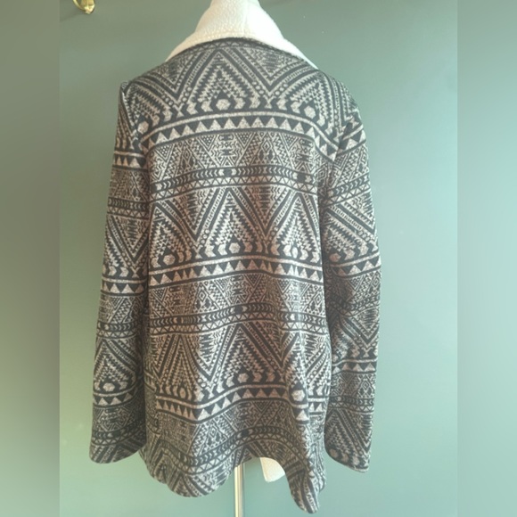 Patterned Coat - Picture 3 of 4